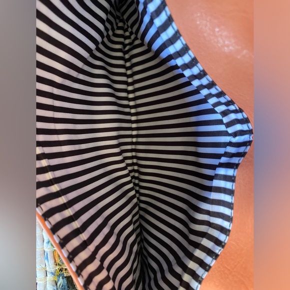 Antik Kraft Coral Clutch Purse with removable gold chain strap - Picture 5 of 5